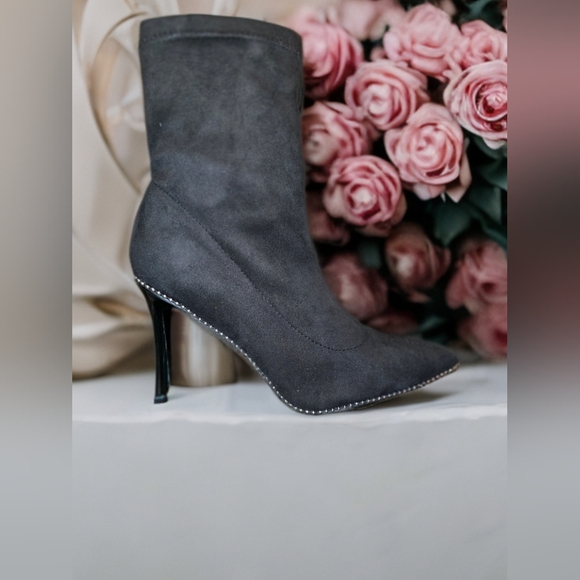 Kayleen By Los Angeles Elegant Suede Black Stiletto Ankle Boots with Gold Studs - Picture 4 of 6